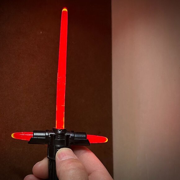 Disney/Star Wars - Kylo Ren Lightsaber - Light up Keychain - Picture 4 of 4